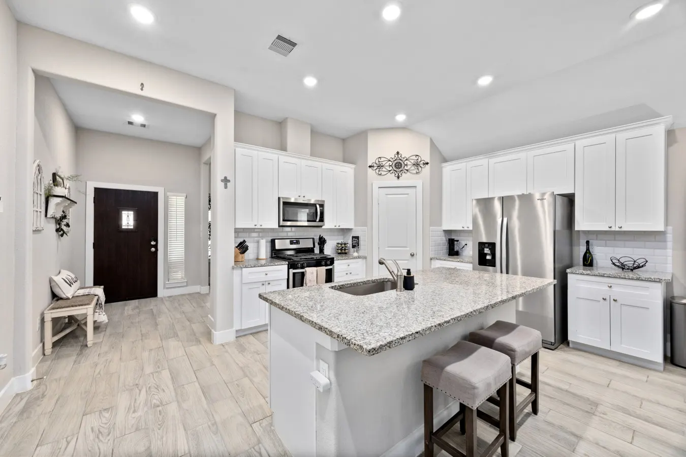 Dog-Friendly Single-Level Conroe 3BR Fenced Yard, Sleeps 12 18
