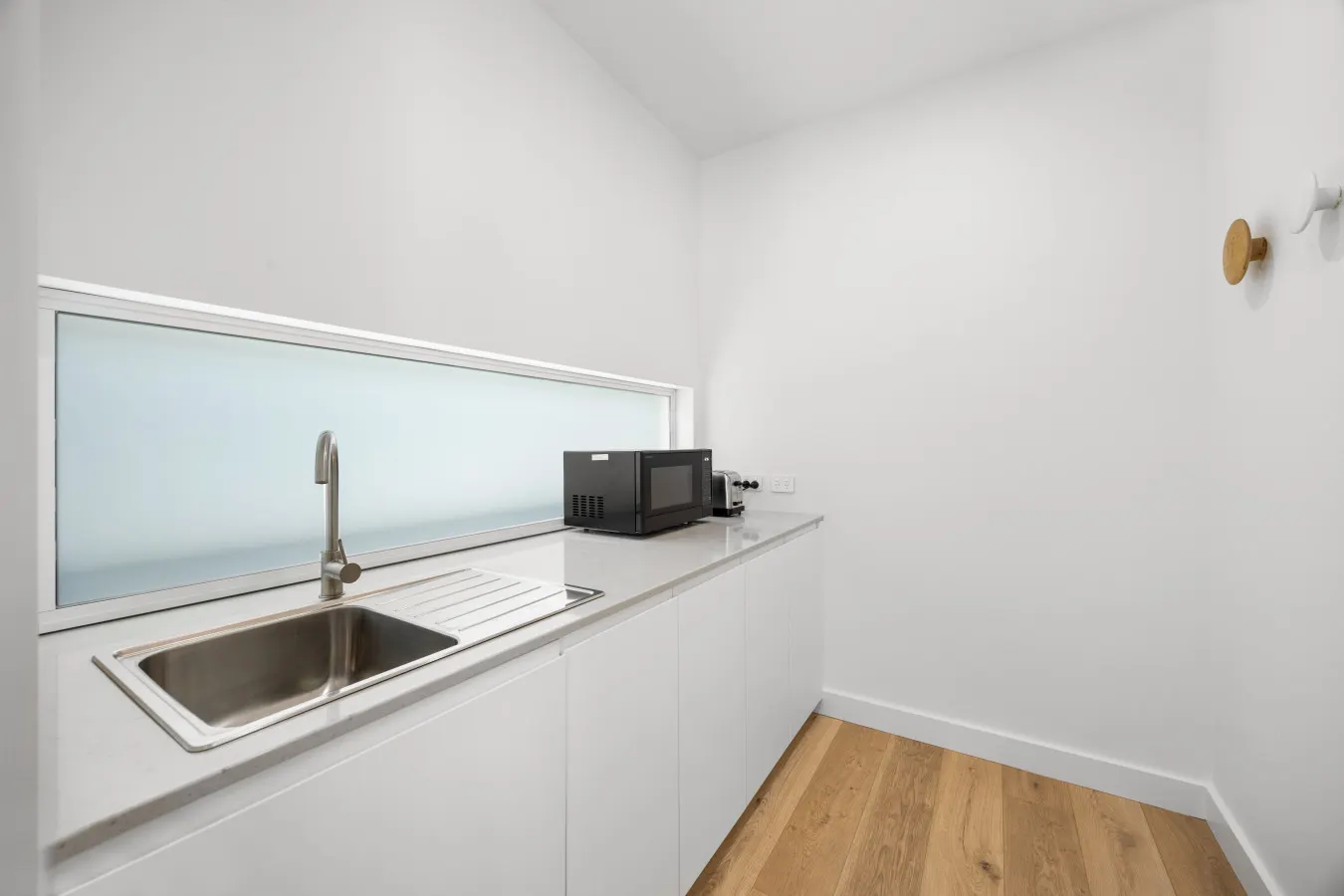 Drift at Palmstone: A Coastal Modern Retreat 19