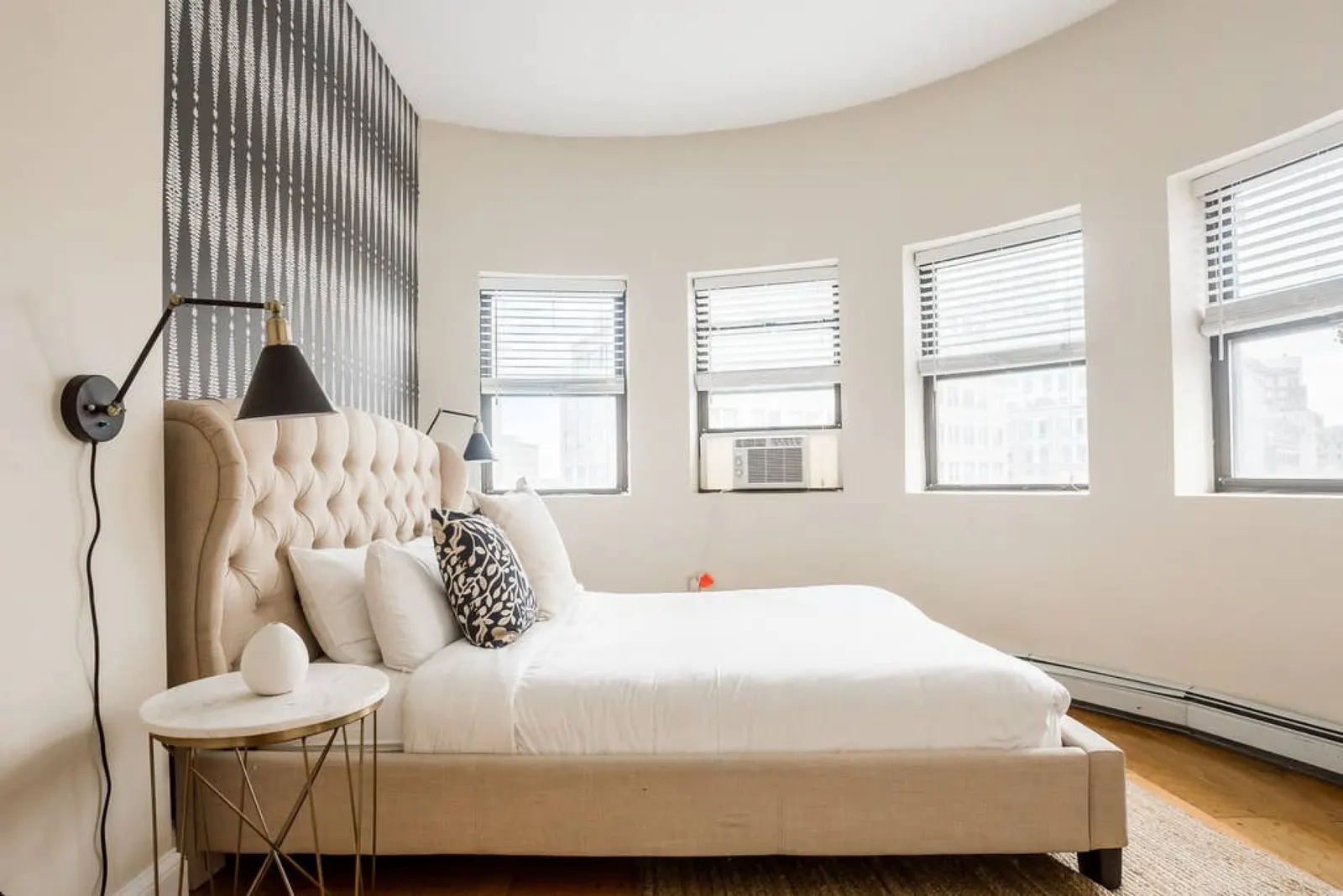 Beautiful 1BR on Top Floor in Downtown Boston 2