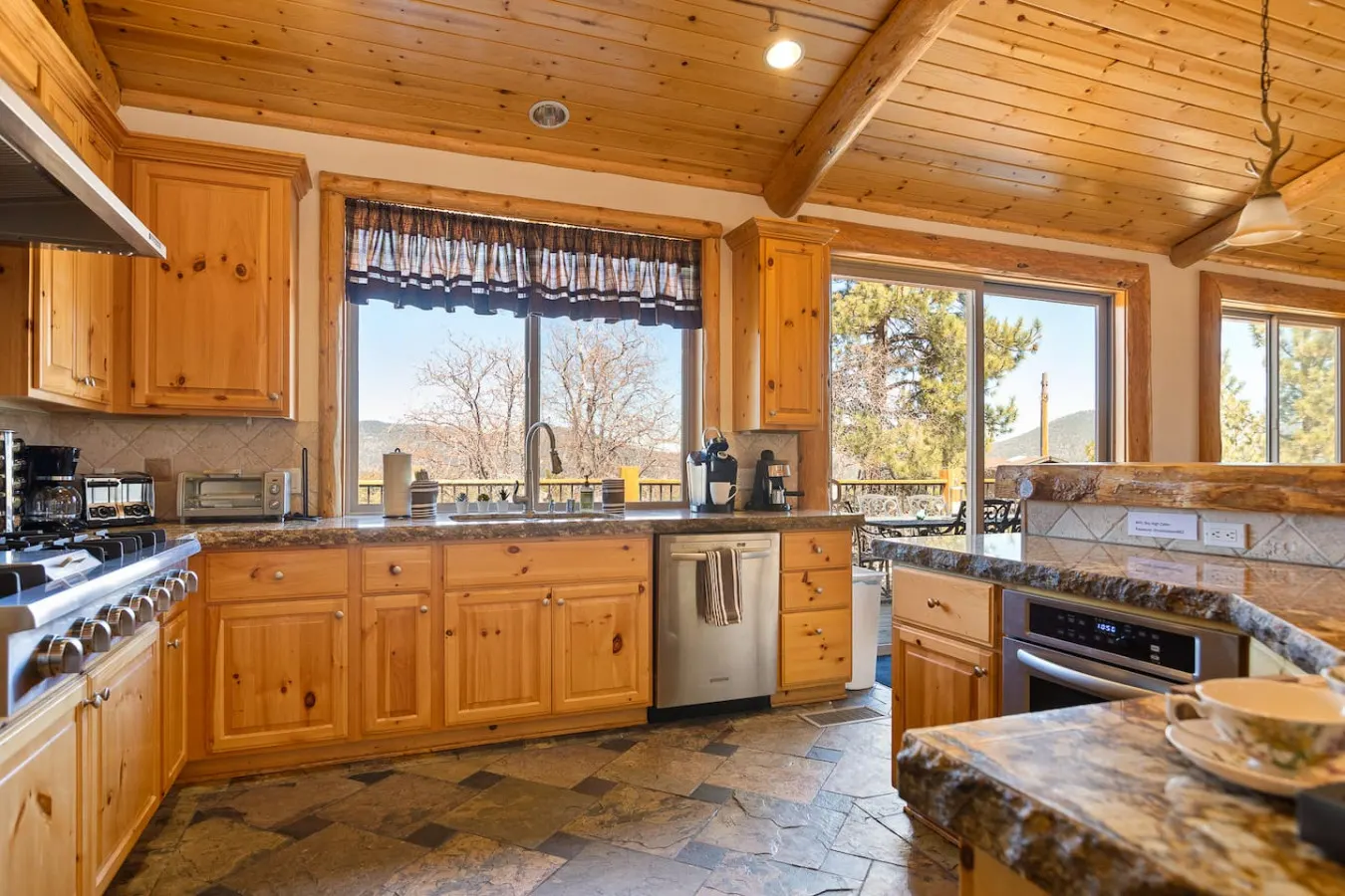 Sky High Ultimate Lodge, Hot Tub & Lake Views 6