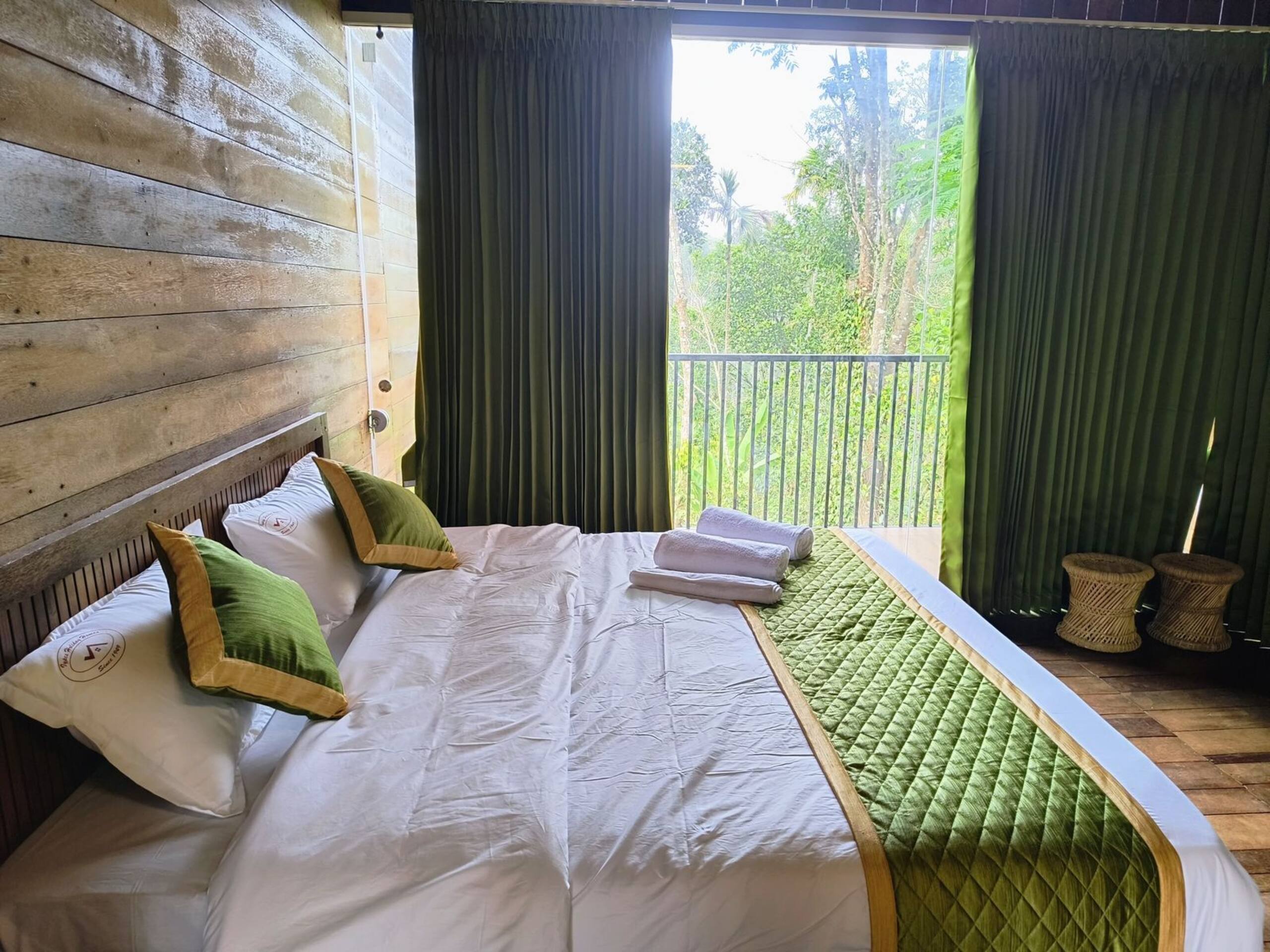 Private Wooden cottage/pet/pool/balcony/iypes 3