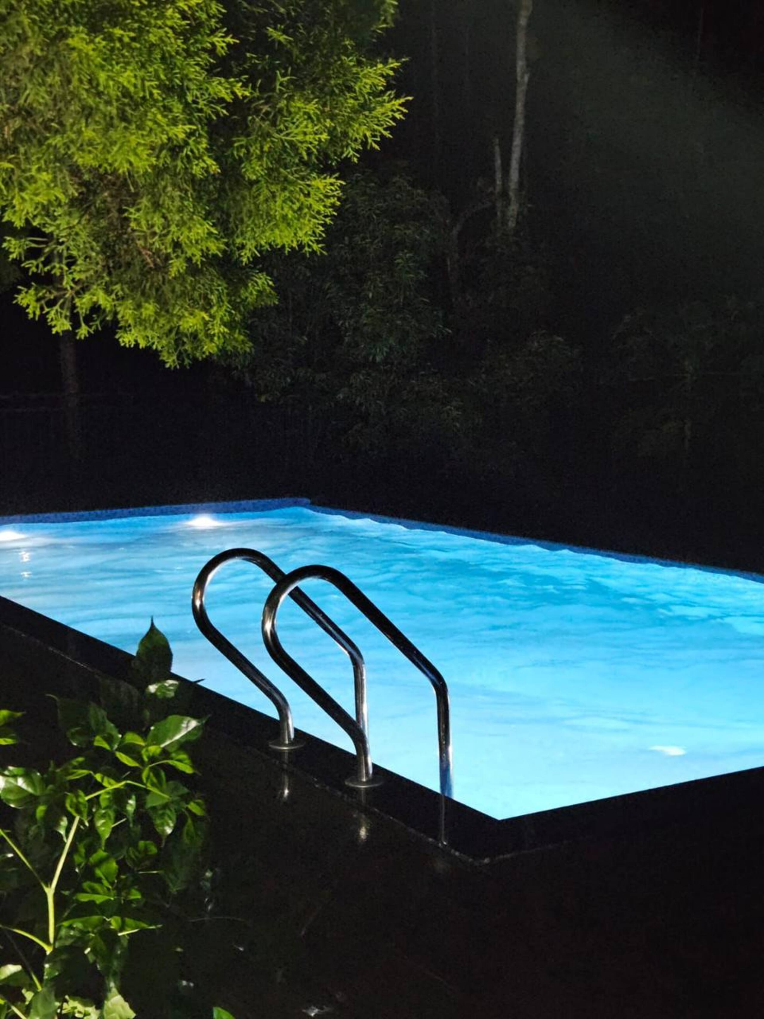 Private Wooden cottage/pet/pool/balcony/iypes 4