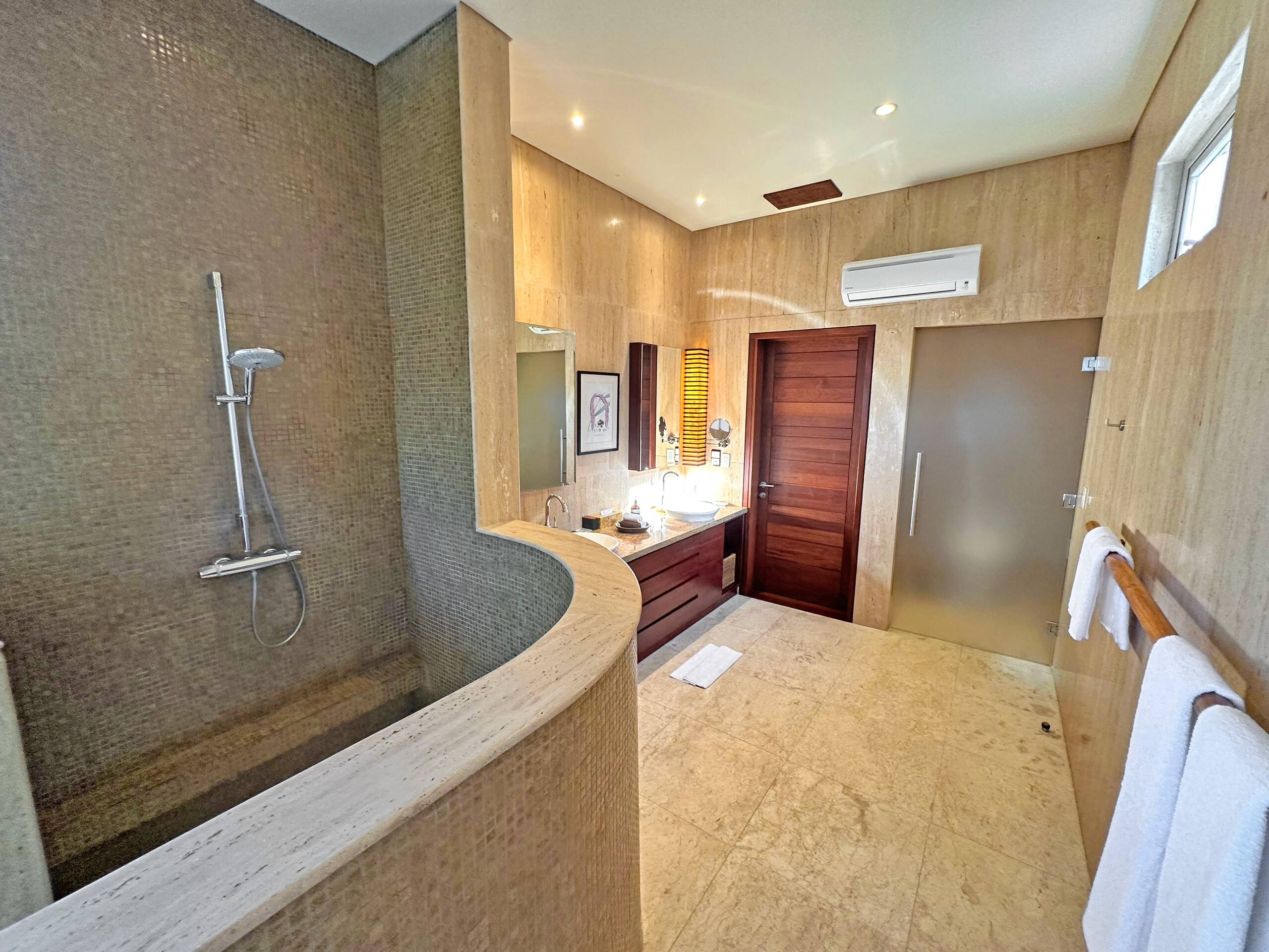 Luxury 4 Bedroom Cliff Ocean Edge Villa Uluwatu 8