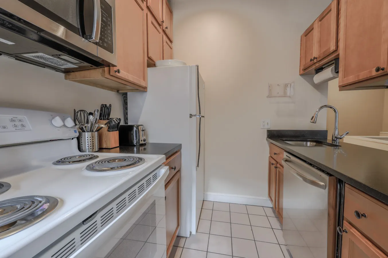 L4 Spacious North End Walkup Loft Apartment 8