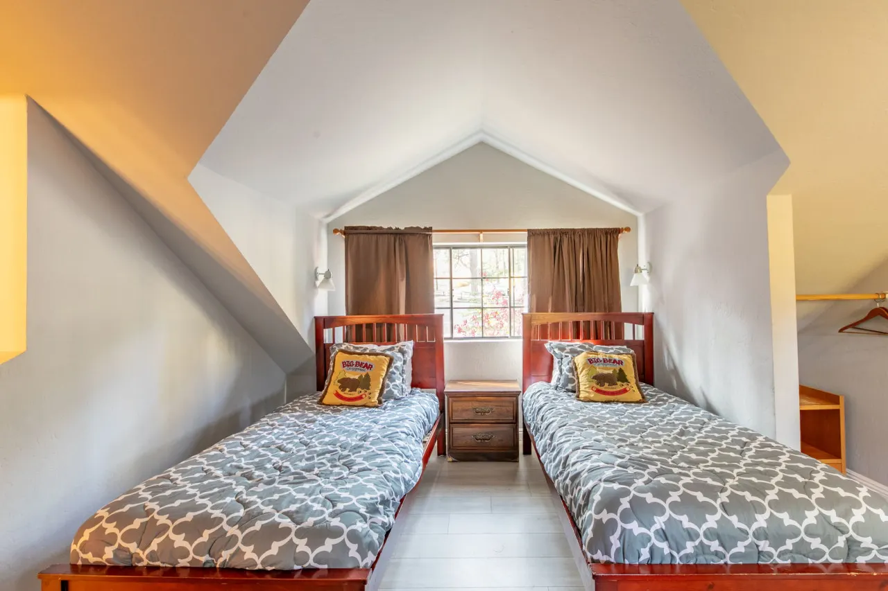 Spacious, Fun Family Cabin - Cozy Hollow Lodge #2 1