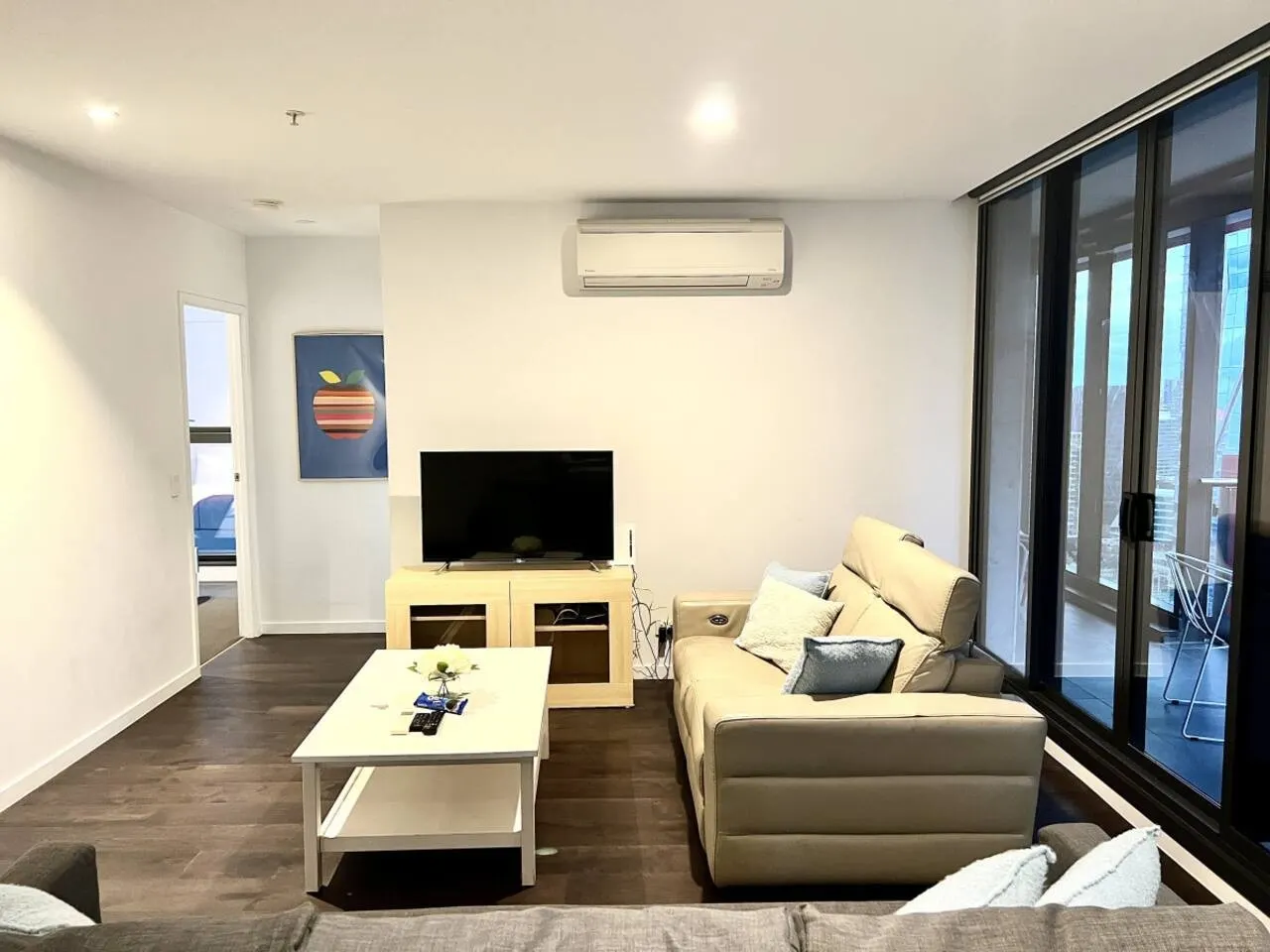 Melbourne Skyline Oasis: CBD Apartment Retreat 1