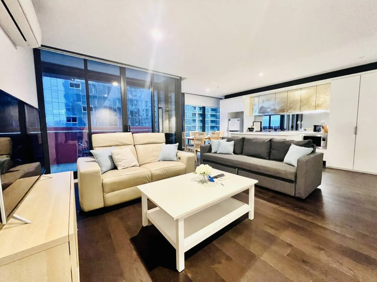 Melbourne Skyline Oasis: CBD Apartment Retreat 2