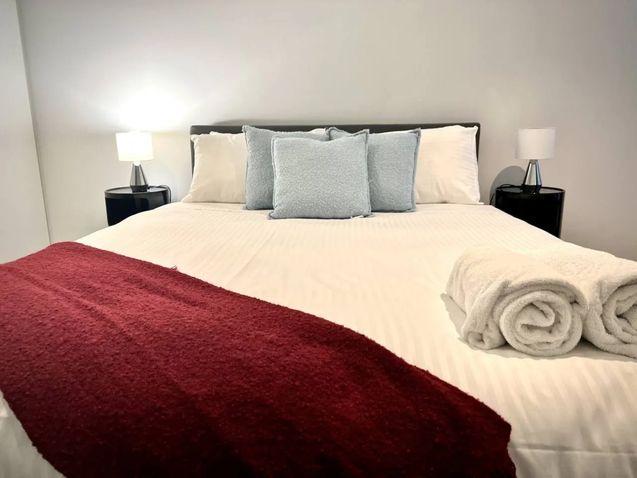 Melbourne Skyline Oasis: CBD Apartment Retreat 9
