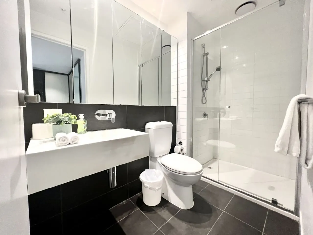 Melbourne Skyline Oasis: CBD Apartment Retreat 10