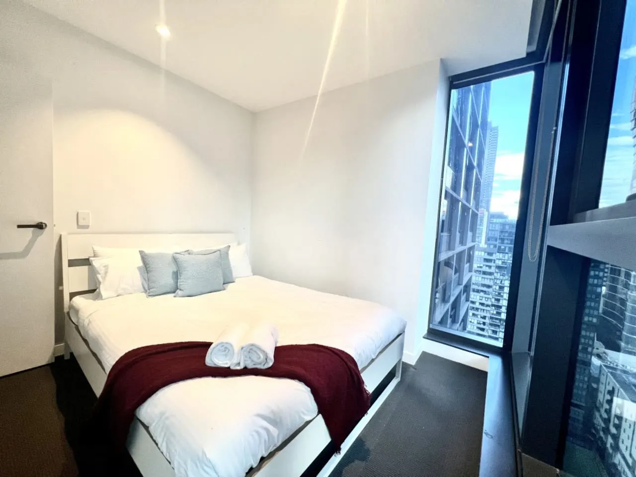 Melbourne Skyline Oasis: CBD Apartment Retreat 12