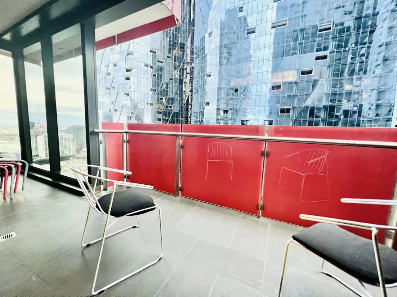 Melbourne Skyline Oasis: CBD Apartment Retreat 13