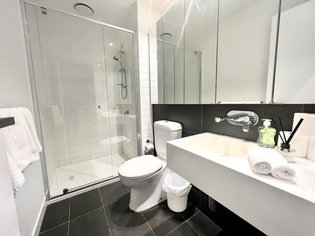 Melbourne Skyline Oasis: CBD Apartment Retreat 14