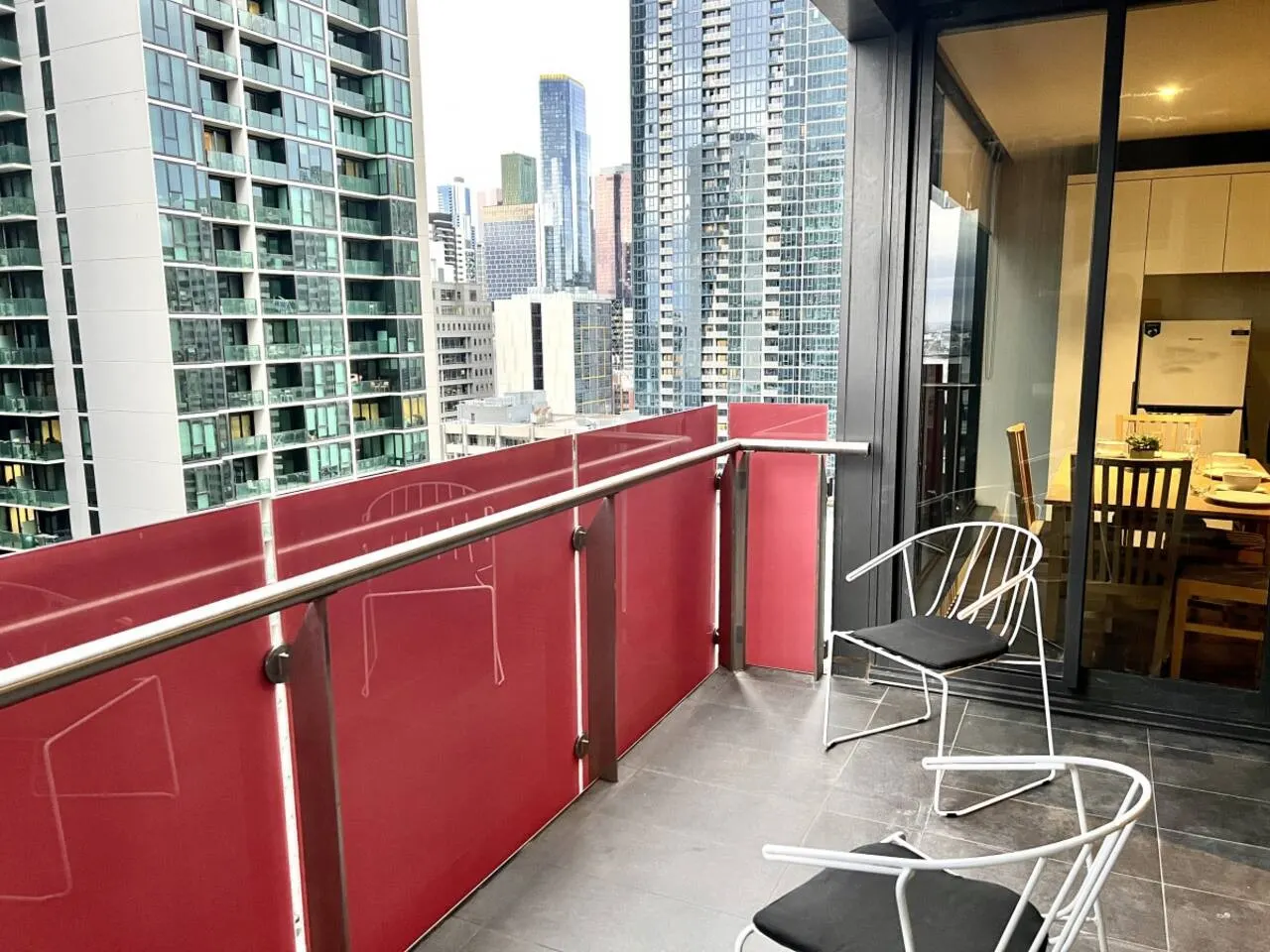 Melbourne Skyline Oasis: CBD Apartment Retreat 15