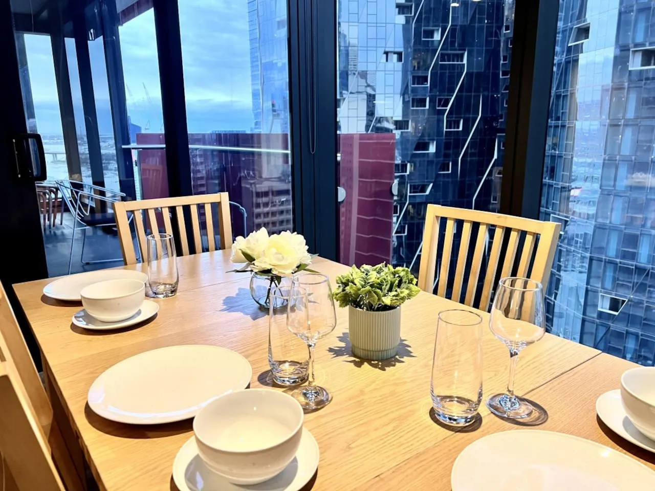 Melbourne Skyline Oasis: CBD Apartment Retreat 3
