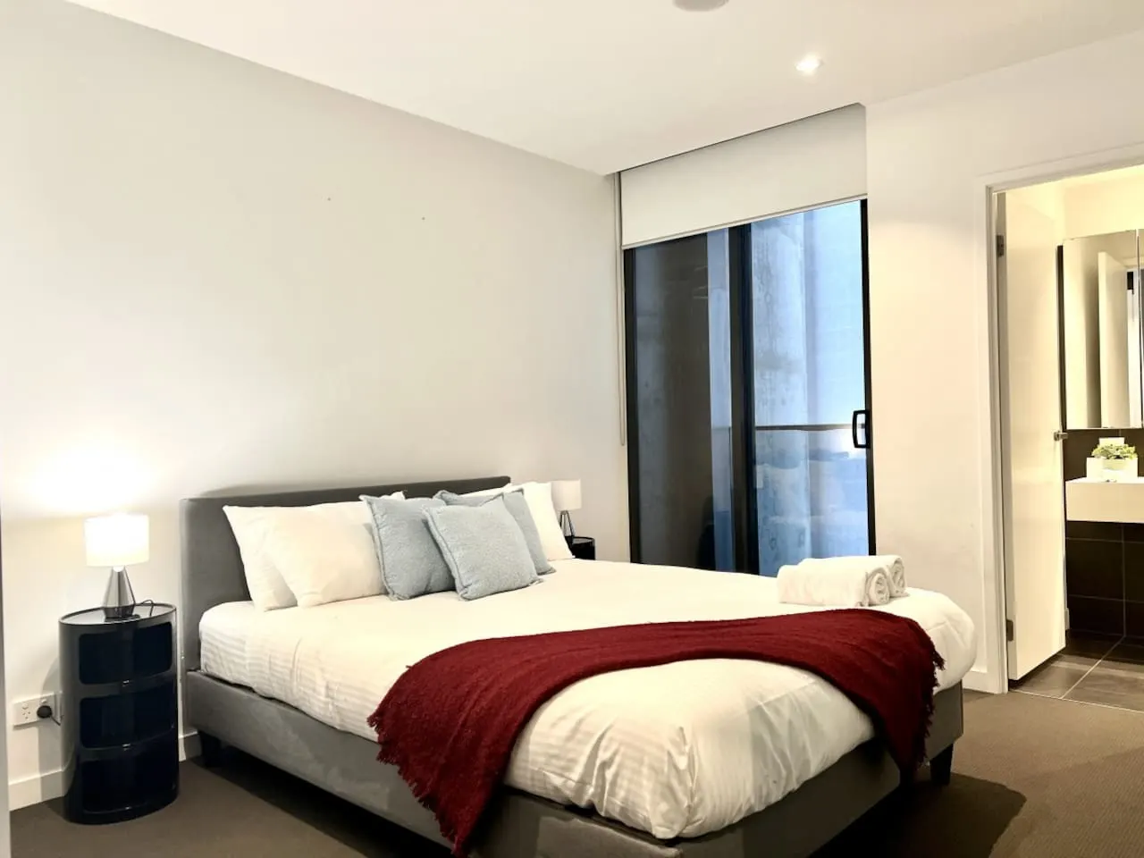 Melbourne Skyline Oasis: CBD Apartment Retreat 4