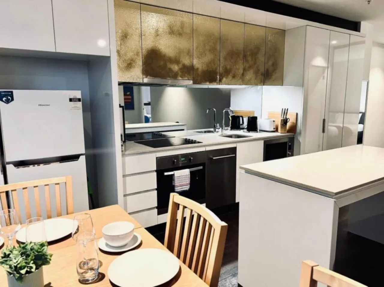 Melbourne Skyline Oasis: CBD Apartment Retreat 8