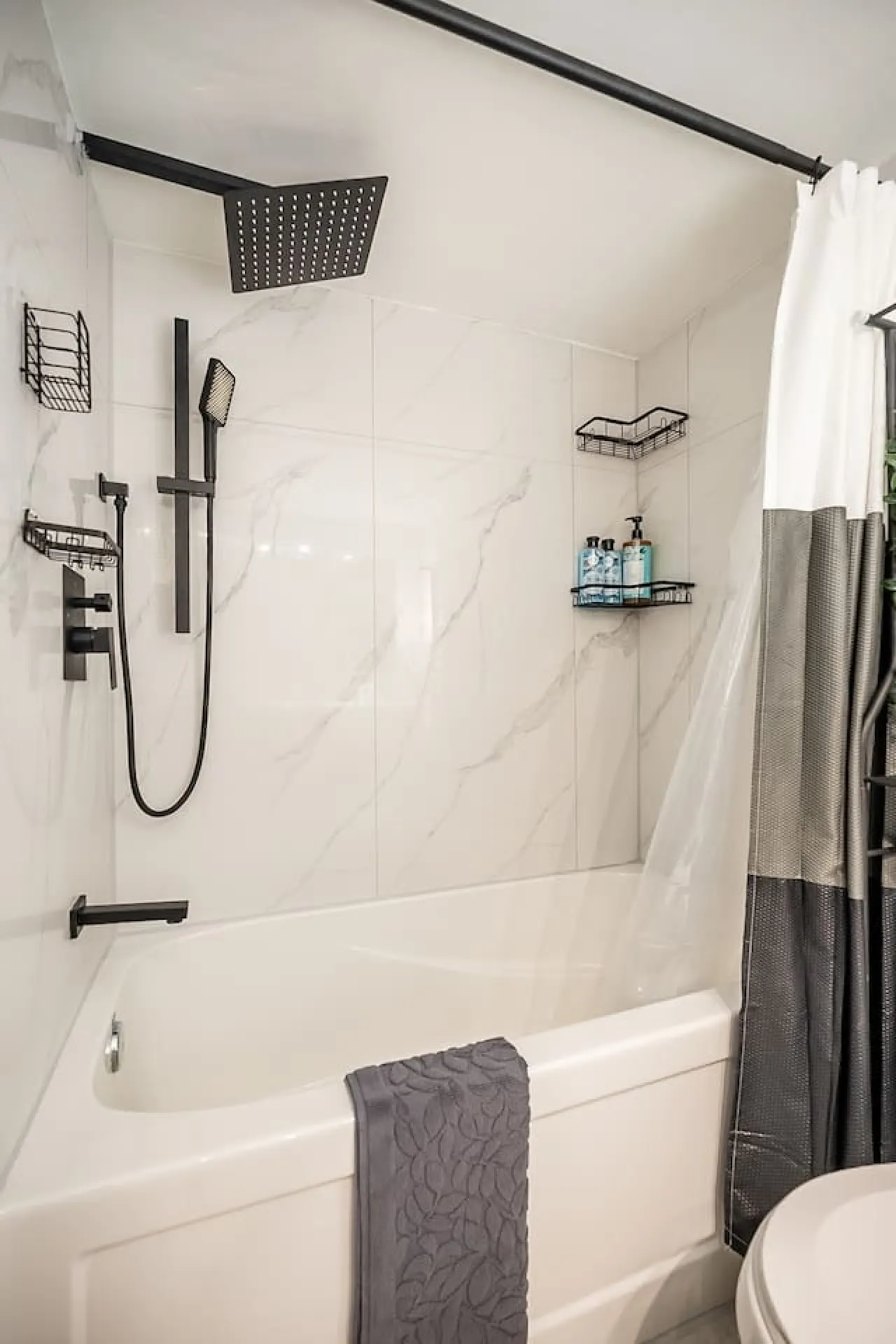 King West Gem Modern 1BR Suite Free Parking 17