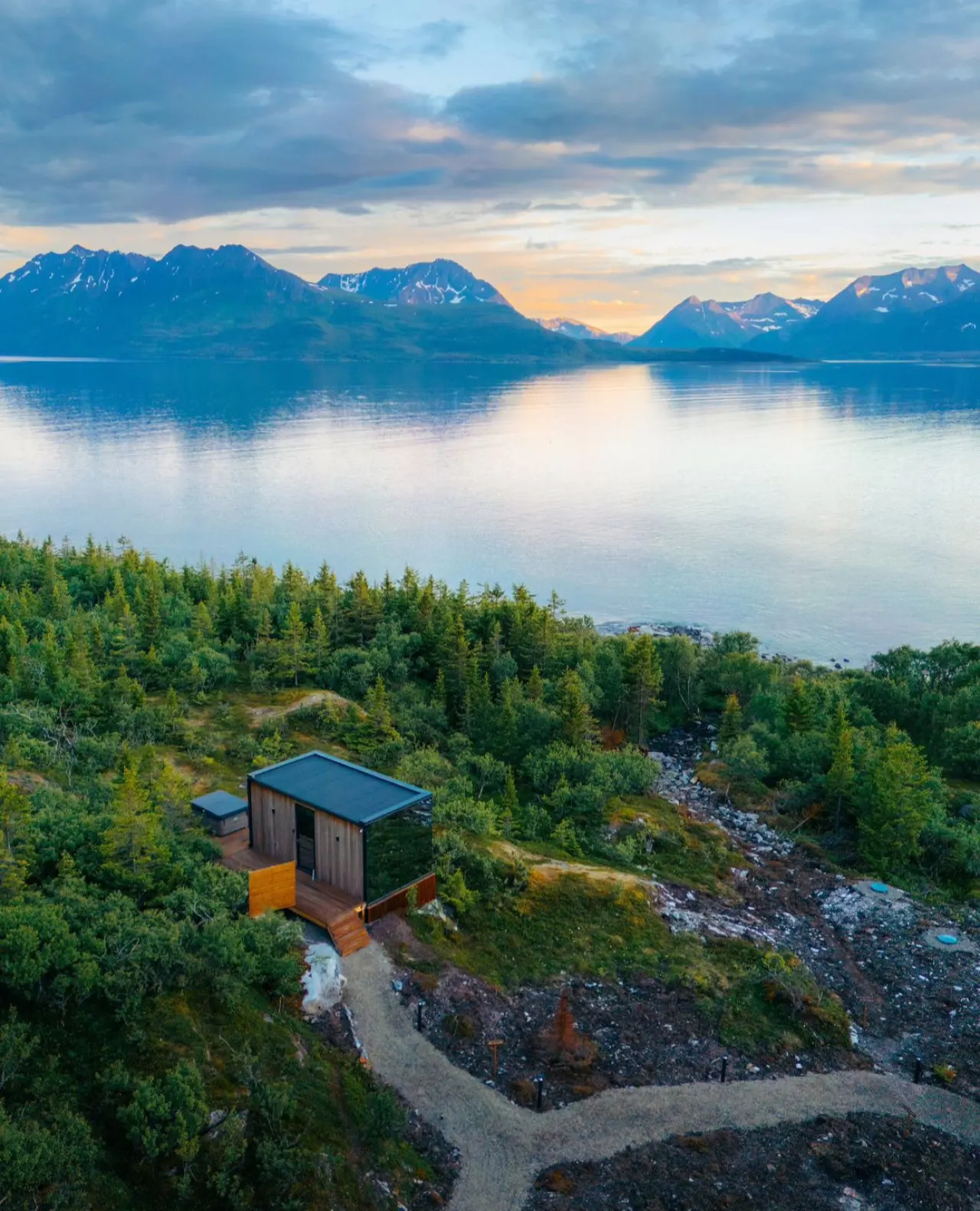 Sky & Sand Mirror Cabin WonderInn Arctic 11