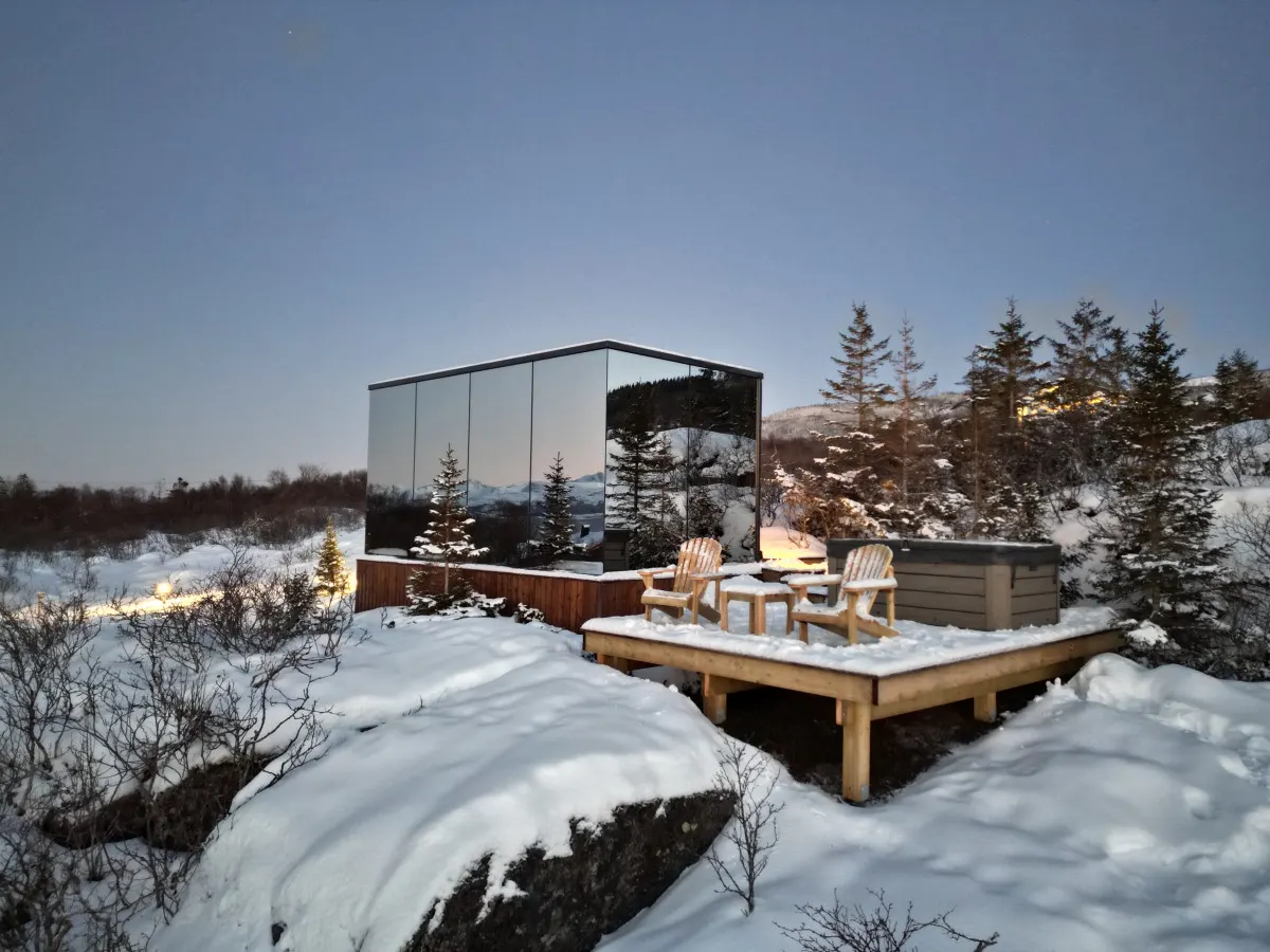 Sky & Sand Mirror Cabin WonderInn Arctic 6