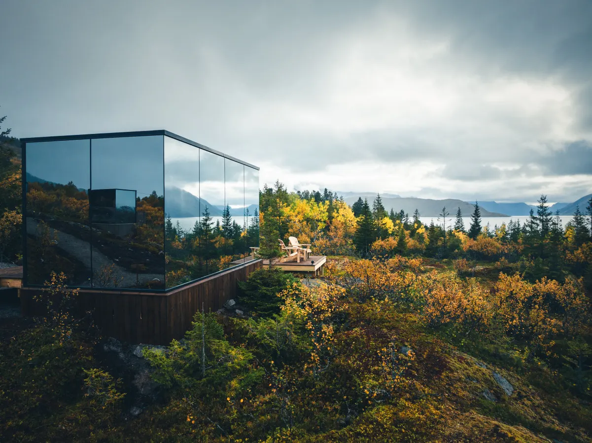 Sky & Sand Mirror Cabin WonderInn Arctic 8