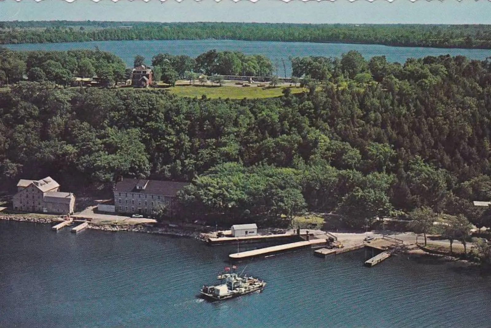 The Granary Flat - Lakeside, Historic Stone Mill 3