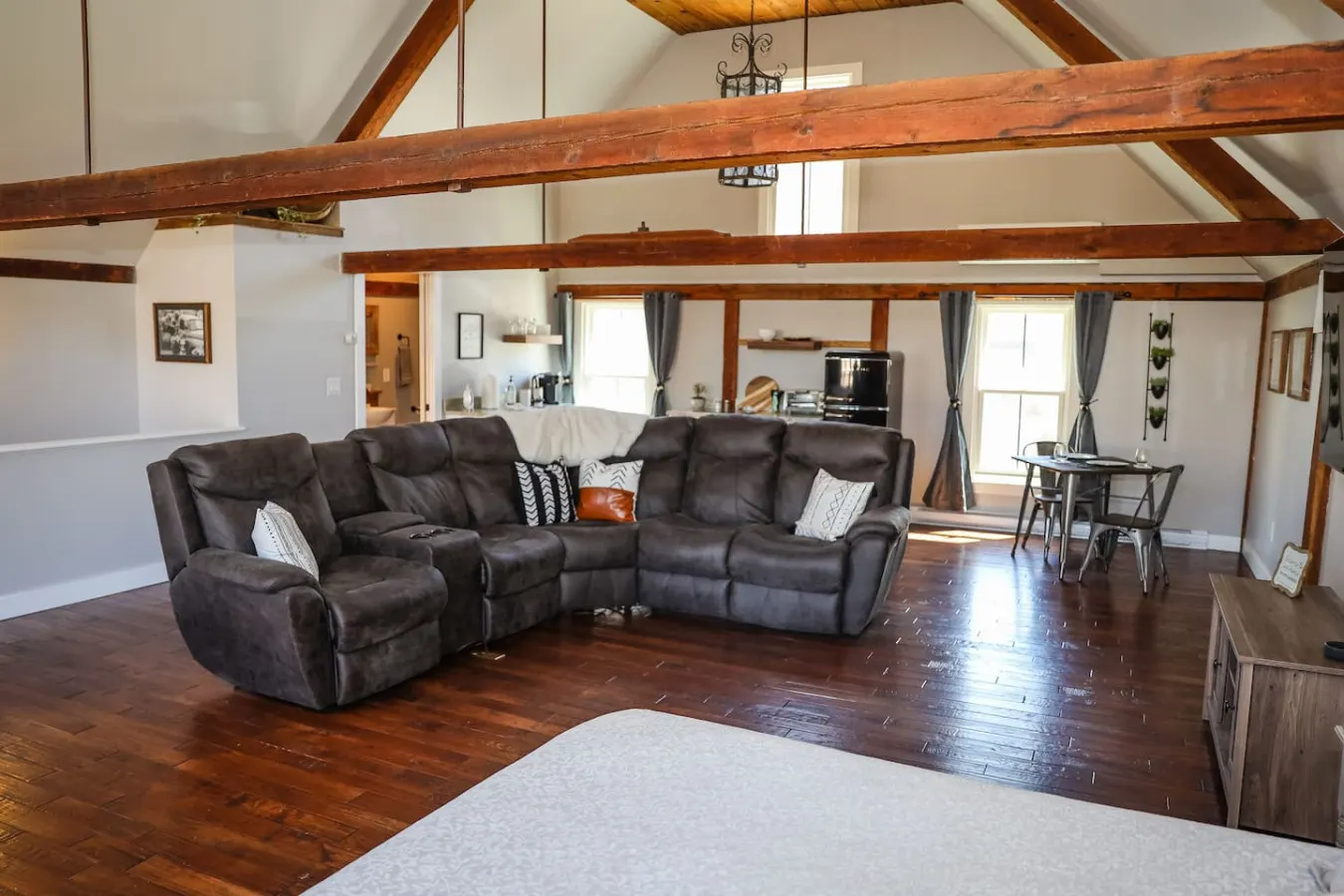 Barn on Pleasant- walk to town-no cleaning fee 13