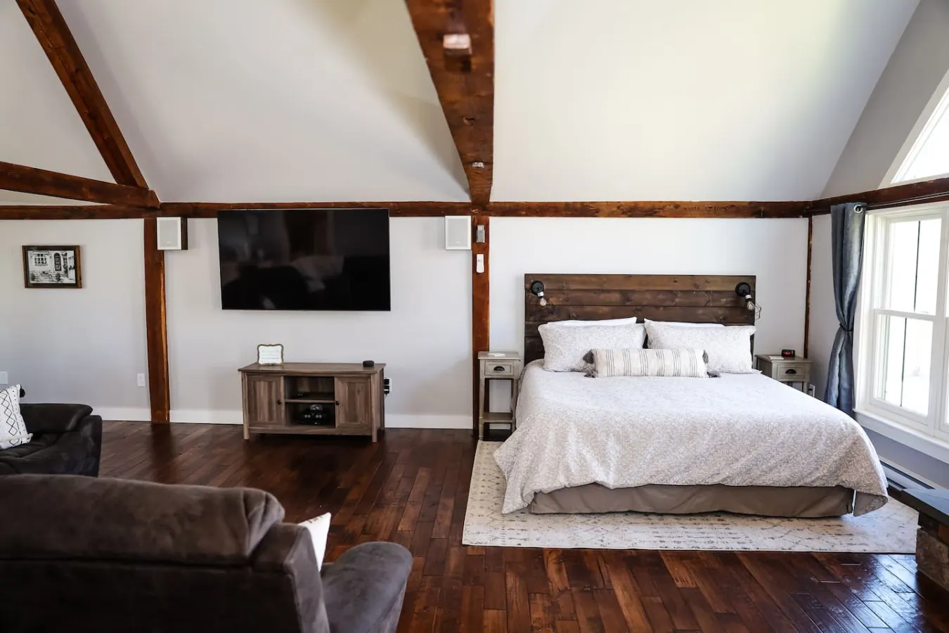 Barn on Pleasant- walk to town-no cleaning fee 15