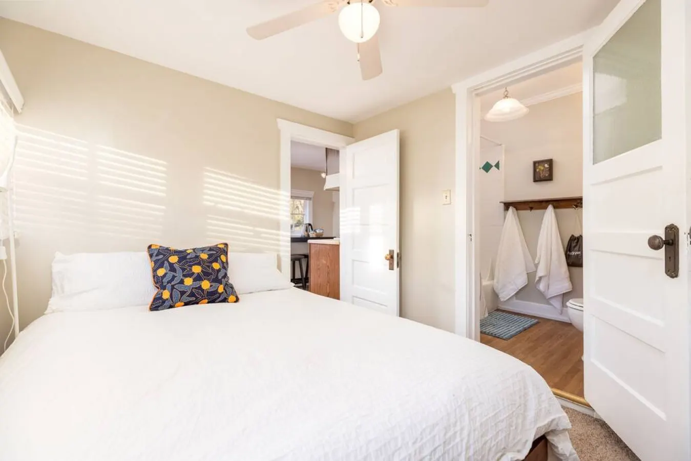 Historic Avenues Downtown w/ Dedicated Workspace 11
