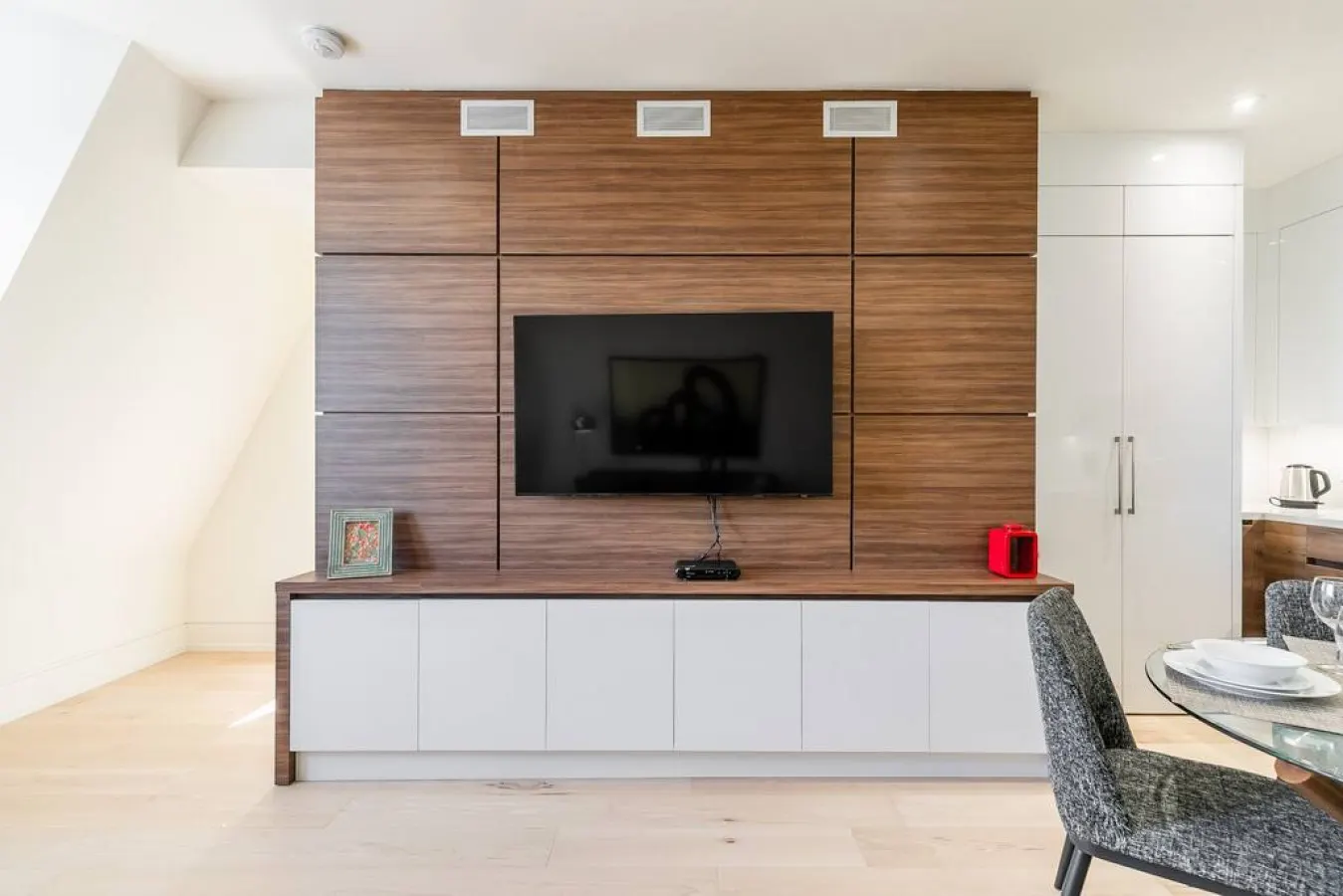 Designer 2BR Home Private Terrace Modern 18