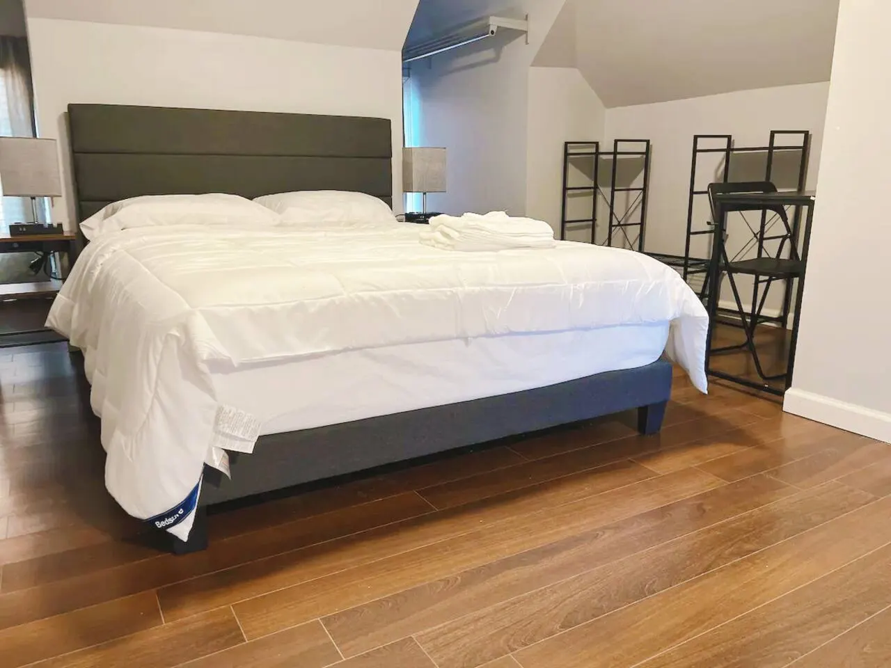 Large 350sqft. Suite w/ Private bath & minifridge