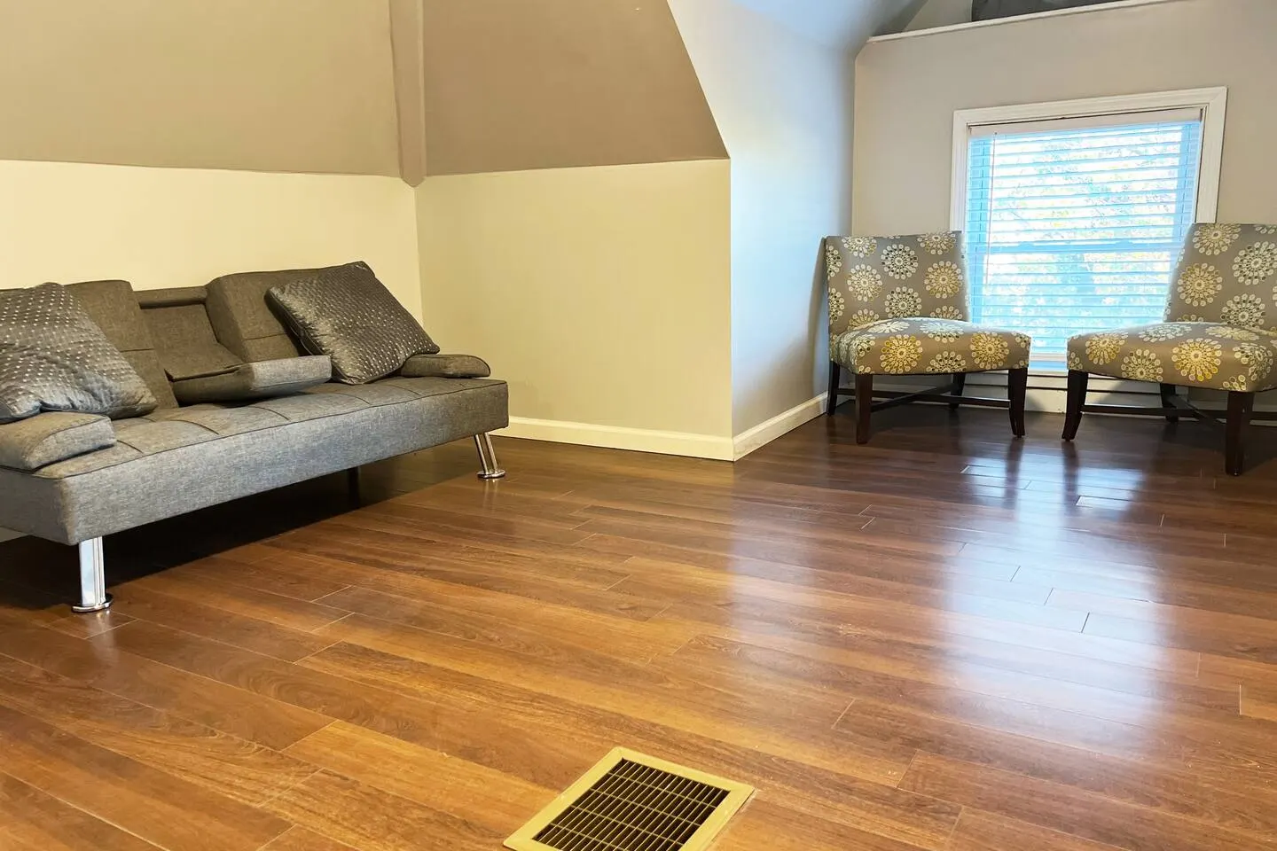 Large 350sqft. Suite w/ Private bath & minifridge 2
