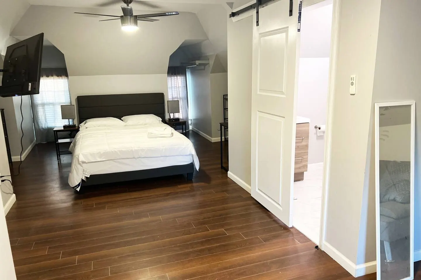 Large 350sqft. Suite w/ Private bath & minifridge 9