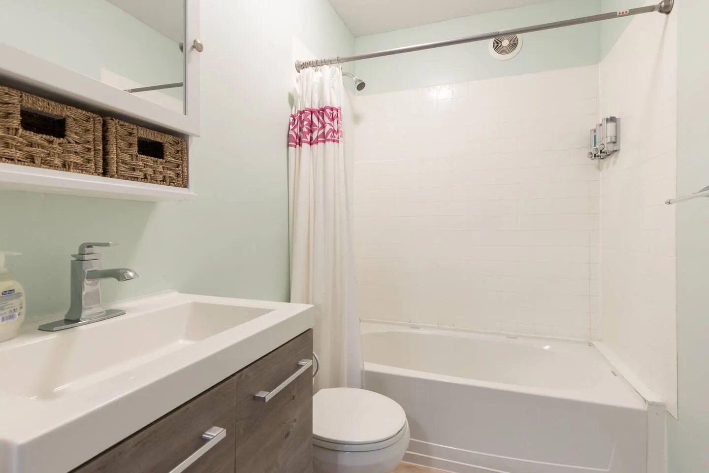 Large 350sqft. Suite w/ Private bath & minifridge 10