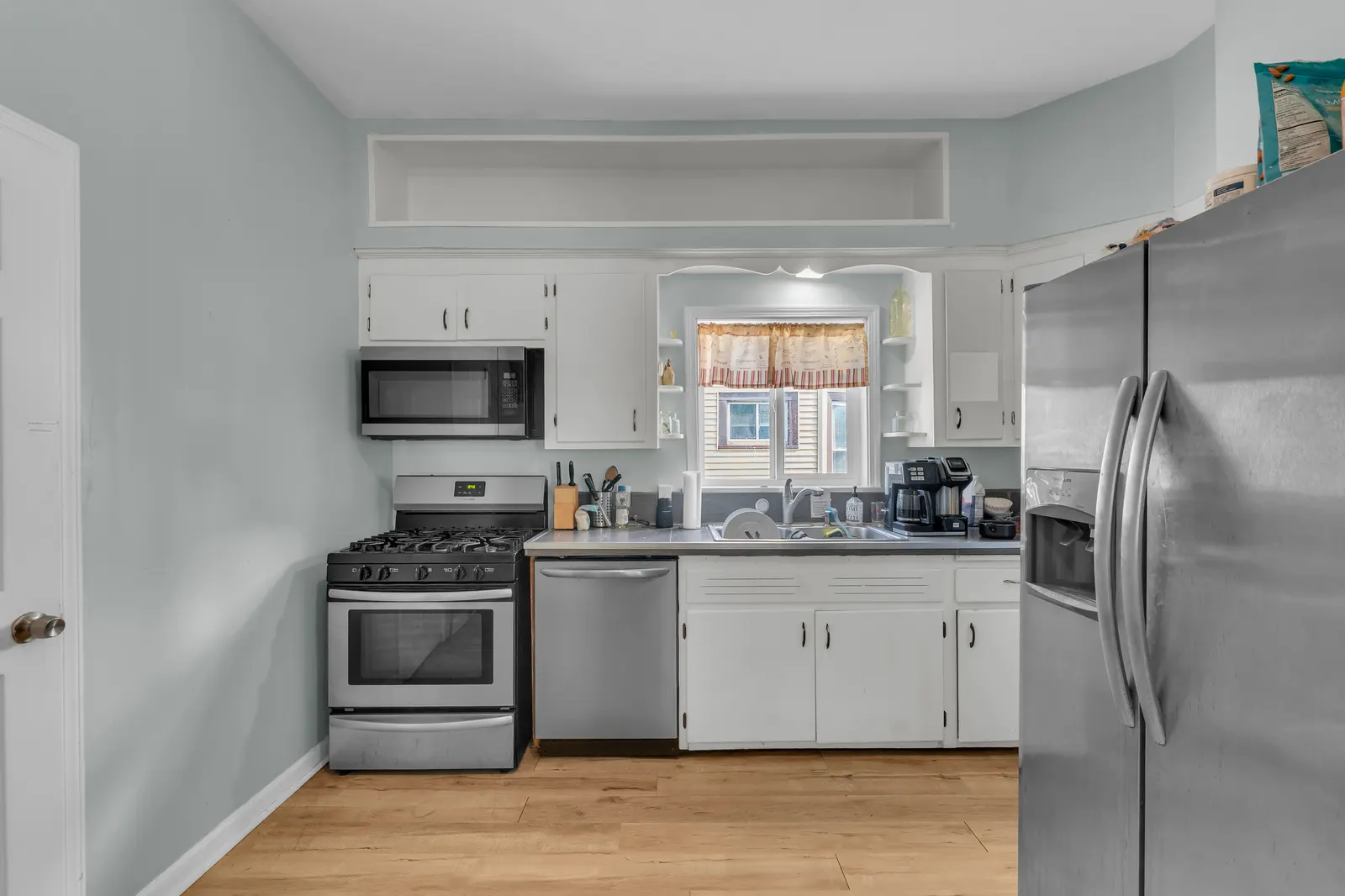 Large 350sqft. Suite w/ Private bath & minifridge 13