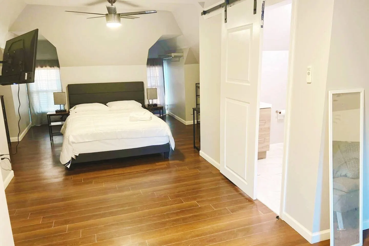 Large 350sqft. Suite w/ Private bath & minifridge 3