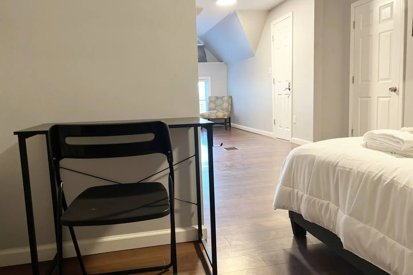Large 350sqft. Suite w/ Private bath & minifridge 4