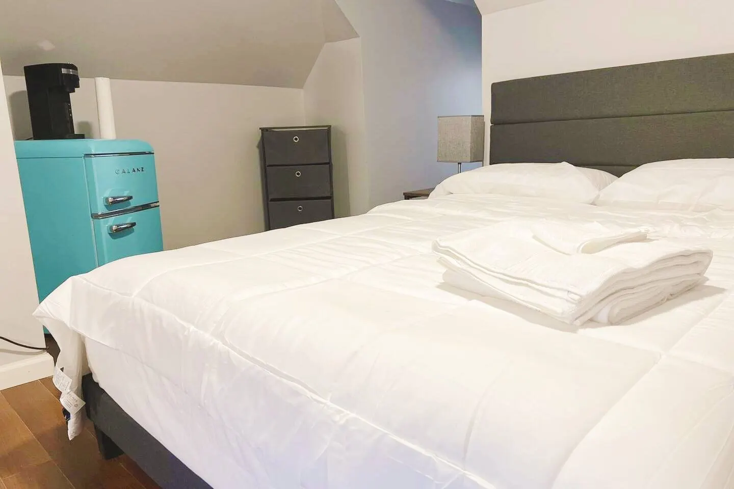 Large 350sqft. Suite w/ Private bath & minifridge 5
