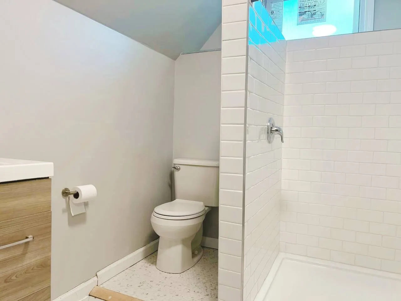 Large 350sqft. Suite w/ Private bath & minifridge 6