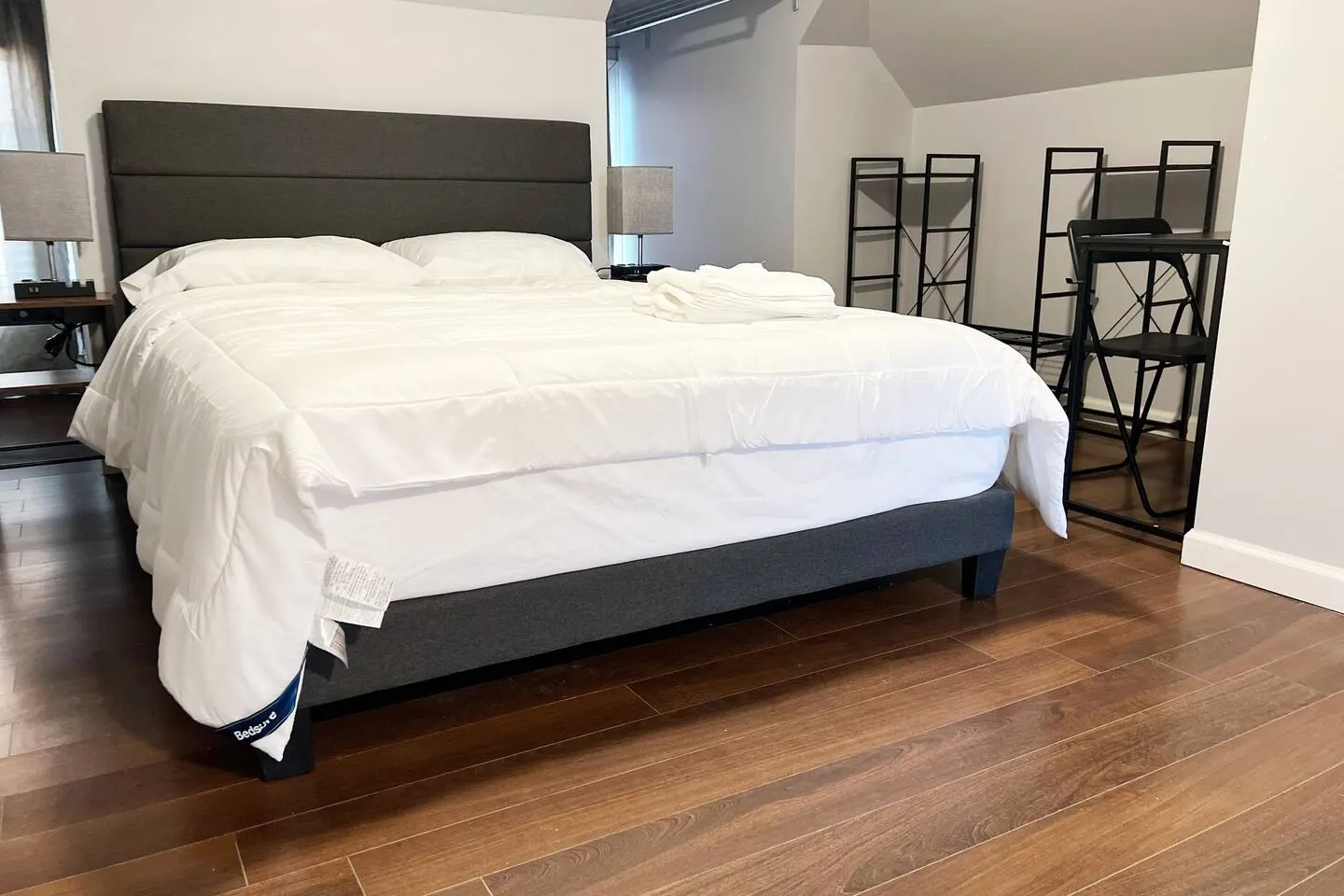 Large 350sqft. Suite w/ Private bath & minifridge 8
