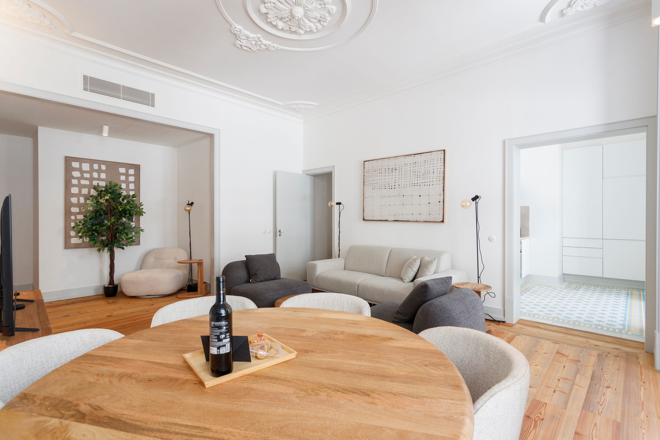 MY LX FLAT Bright Stylish 3BR Apartment inDowntown 10