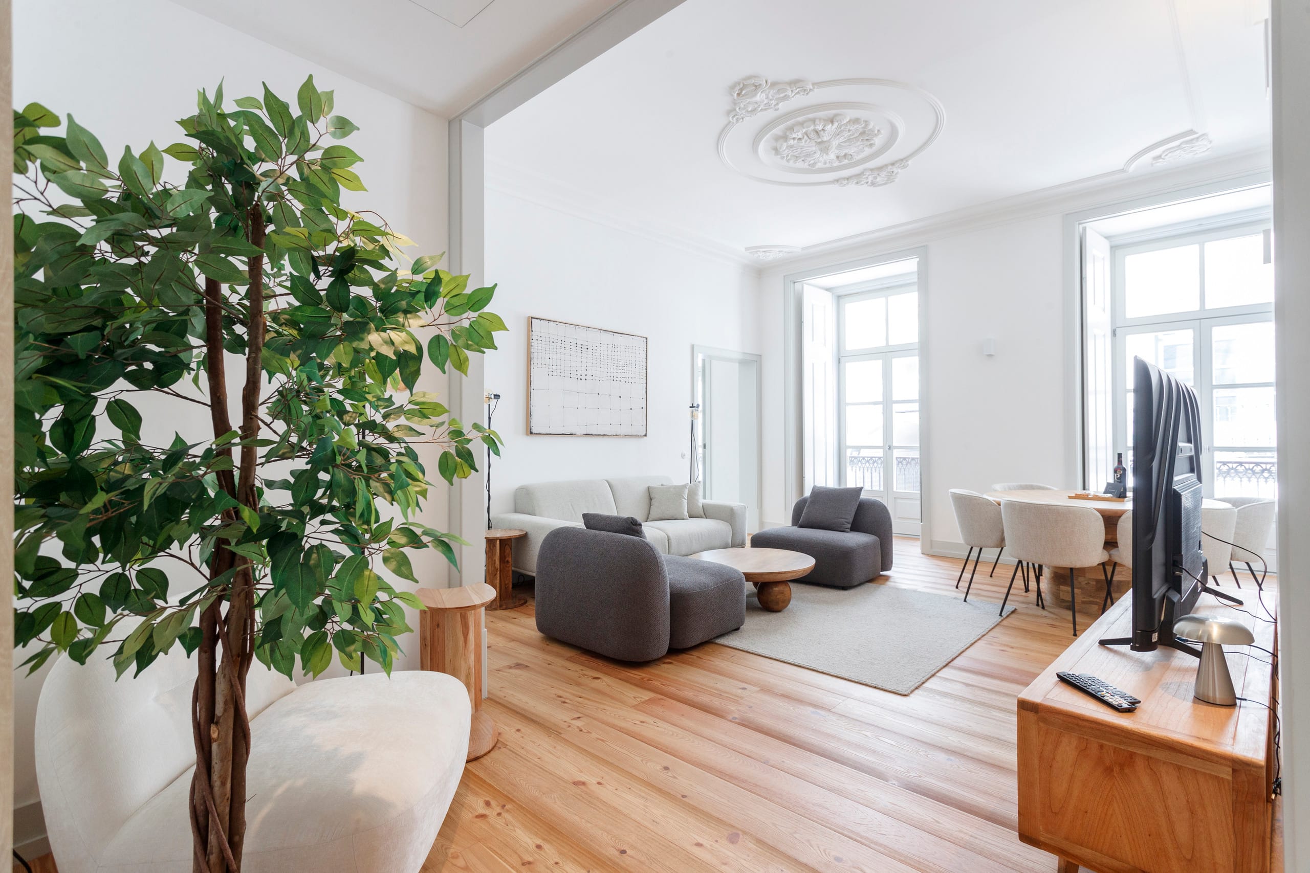 MY LX FLAT Bright Stylish 3BR Apartment inDowntown 1