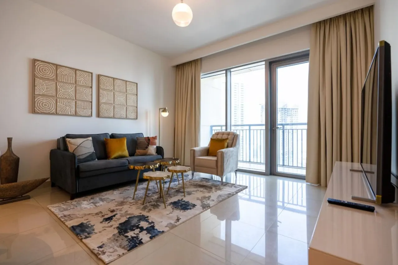 Savis Home- Vibrant Neighborhood with Creek View 2