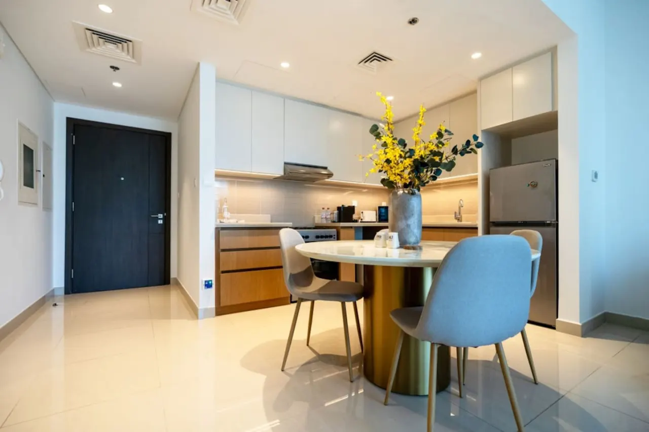 Savis Home- Vibrant Neighborhood with Creek View 11