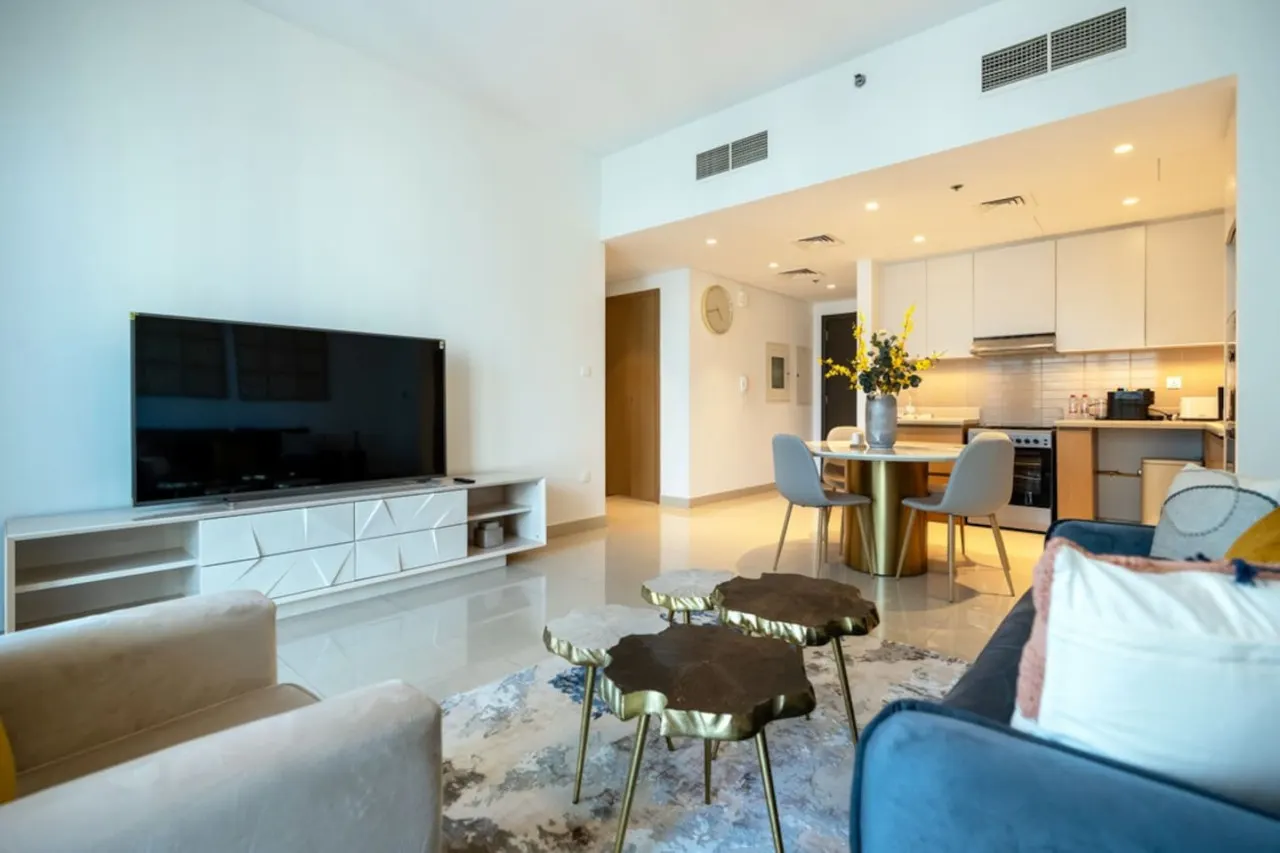 Savis Home- Vibrant Neighborhood with Creek View 16