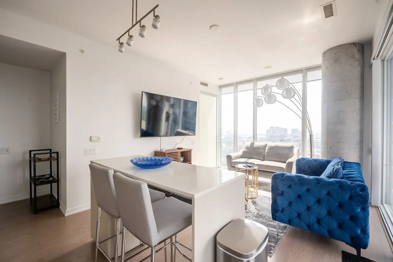 Modern 2BR Condo Breathtaking Views Parking 2