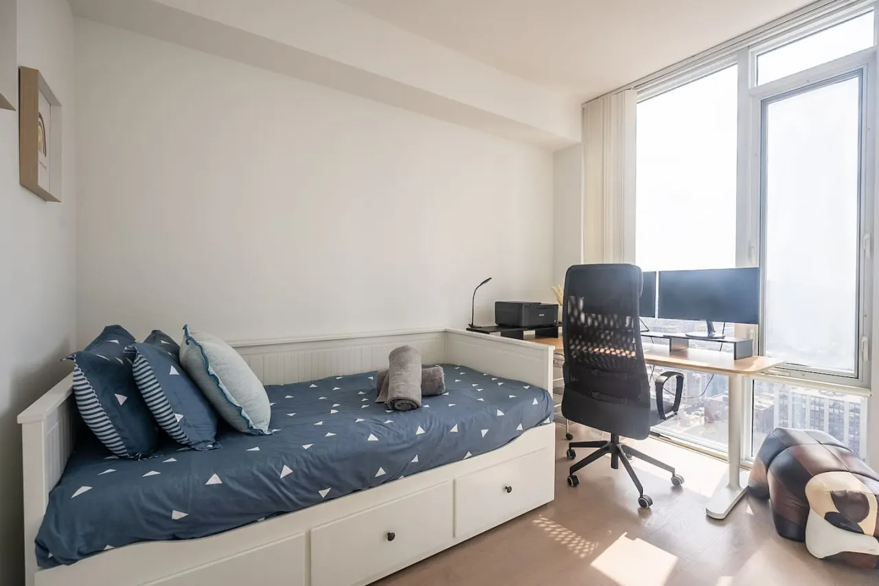 Modern 2BR Condo Breathtaking Views Parking 12