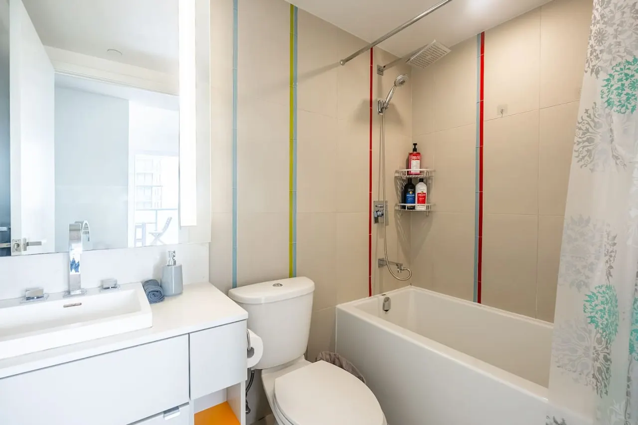 Modern 2BR Condo Breathtaking Views Parking 20