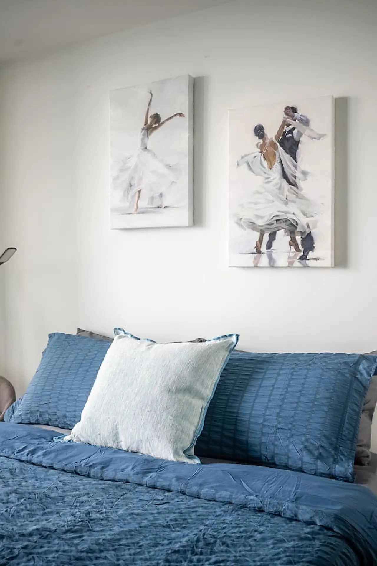 Modern 2BR Condo Breathtaking Views Parking 4