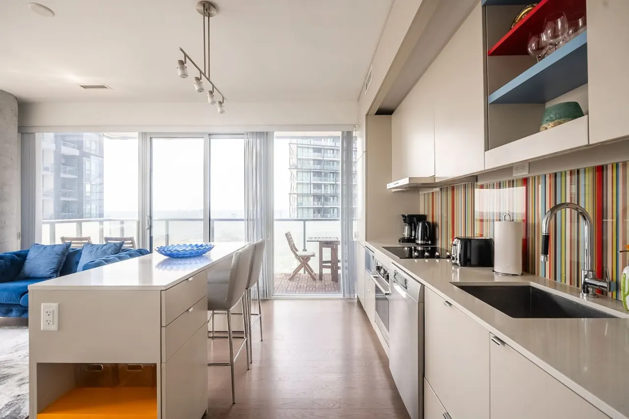 Modern 2BR Condo Breathtaking Views Parking 7