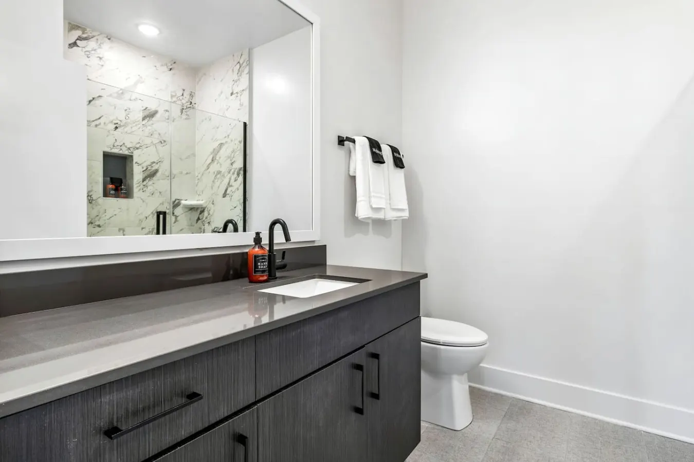 Spacious 2BD Apartment Close to DT w/ Parking! 15